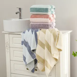 Weiches Korallenfleece gestreiftes Badetuch für den täglichen Gebrauch, saugfähig und bequem.