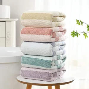 Weiches Korallenfleece Badetuch Set, saugfähige gestreifte Handtücher für Haus und Strand.
