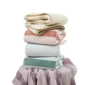 Weiches saugfähiges Korallenfleece Badetuch Set für Erwachsene zu Hause, kariertes Design.