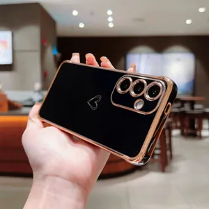 Vue détaillée de la coque de téléphone galvanisée noire et or rose avec cœur pour Samsung.