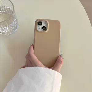 Primo piano della custodia per cellulare in pelle beige minimalista, morbida al tatto.