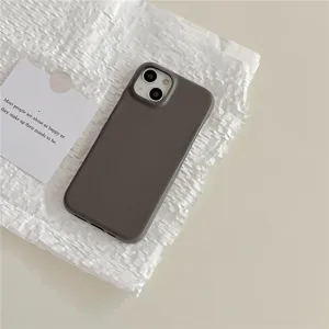 Vista dettagliata della custodia in pelle grigio scuro, tocco morbido per iPhone Apple.