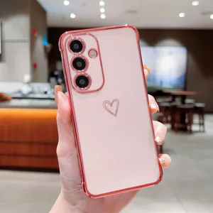 Vue détaillée de la coque de téléphone rose électrolytique avec cœur pour Samsung.