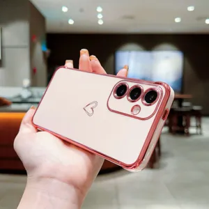 Coque de téléphone électrolytique cœur avec cadre or rose et protection caméra pour Samsung Galaxy.