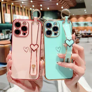 Coque de téléphone souple avec bracelet cœur électroplaqué pour iPhone, détail de protection.