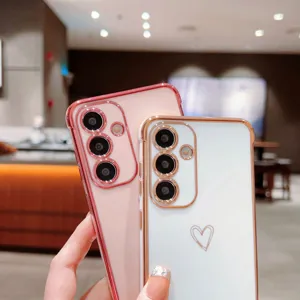 Détail de coque de téléphone cœur galvanisé avec cadre photo métallique brillant et dos propre.