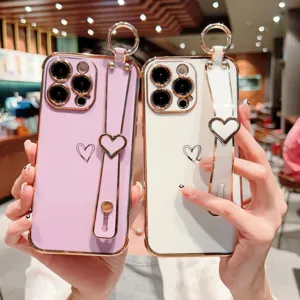 Vue détaillée de la coque de téléphone cœur galvanisé avec dragonne pour iPhone, élégante.