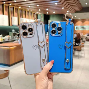 Coque de protection souple avec lanière bracelet cœur galvanisée pour iPhone 15 16