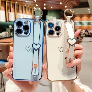 Coque de téléphone cœur galvanisé avec dragonne et pare-chocs souple en TPU pour iPhone.