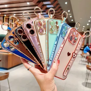 Λεπτομερής παρουσίαση χρωματιστών θηκών iPhone με σχέδιο καρδιάς και στήριγμα δαχτυλιδιού.