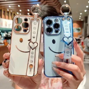 Vue détaillée de la coque iPhone galvanisée avec une jolie dragonne smiley et pendentif.