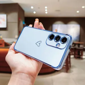 Vue détaillée de la coque de téléphone cœur électrolysée avec cadre bleu brillant et protection.