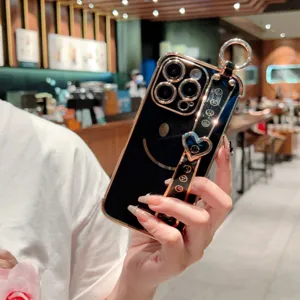 Coque de telephone noire galvanisee de luxe avec dragonne, pendentif coeur et design souriant.