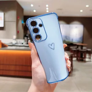 Vue détaillée de la coque de téléphone bleu clair électrolytique avec un joli motif de cœur.