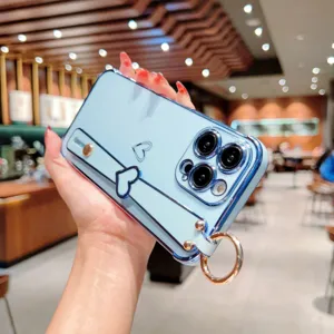Coque de téléphone électrolytique bleu clair avec sangle cœur et support pour iPhone.