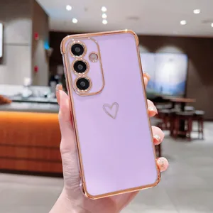 Gros plan de la coque de téléphone galvanisée avec un motif cœur élégant et un cadre doré.
