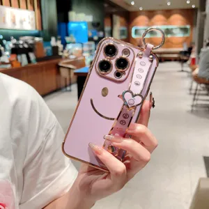Vue détaillée de la coque iPhone galvanisée avec visage souriant et dragonne élégante.