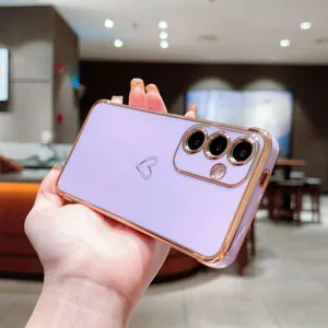 Gros plan détail coque de téléphone violette galvanisée avec cœur pour smartphone Samsung.