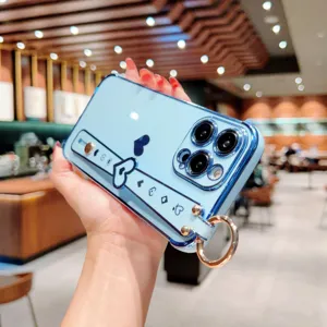 Επιμεταλλωμένη θήκη iPhone με λουράκι καρδιάς και κομψό μεταλλικό κρίκο προστασίας.