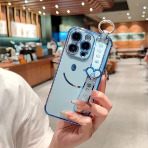 Gros plan de la coque iPhone bleu galvanisé avec joli visage souriant et dragonne.