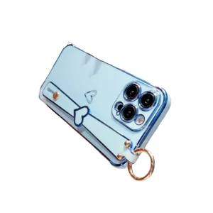 Coque de téléphone cœur électroplaquée avec dragonne et anneau métallique pour iPhone.