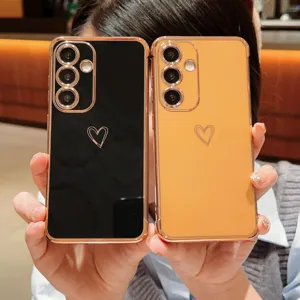 Vue détaillée de la coque de téléphone galvanisée avec motif de cœur et finition brillante.