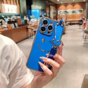 Détail de coque de téléphone galvanisée bleue, design souriant avec dragonne cœur.