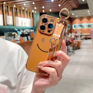 Coque de téléphone galvanisée avec bracelet smiley mignon et anneau cœur pour iPhone.
