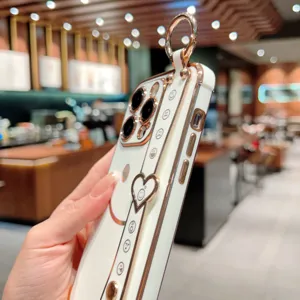 Coque de téléphone électrolytique blanche avec bracelet smiley mignon et anneau métallique.