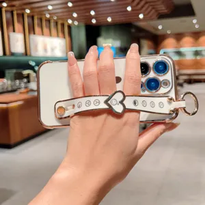 Vue détaillée de la coque électrodéposée avec bracelet sourire mignon et boucle métallique cœur.