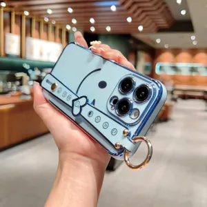 Vue détaillée de la coque iPhone bleue galvanisée avec bracelet mignon et design souriant.