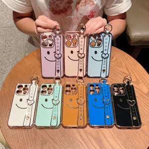 Coque de téléphone plaquée avec joli smiley et dragonne pour iPhone, protection élégante.