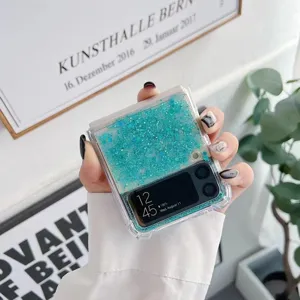 Transparentes Glitzer-Handyhülle Detail mit funkelnden blauen Pailletten und Schutz.