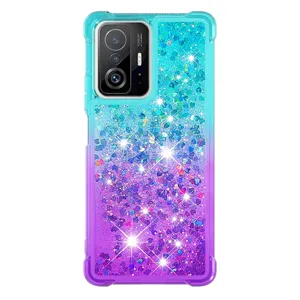Detail van het glitter drijfzand telefoonhoesje, sprankelende vloeibare textuur.