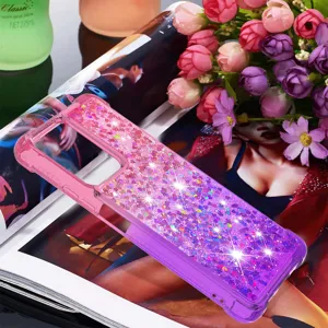 Gedetailleerd overzicht van het roze en paarse glitter hoesje met schitterend zandontwerp.