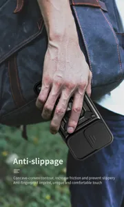 Vista de cerca de la funda protectora resistente con cubierta de cámara y soporte de anillo.