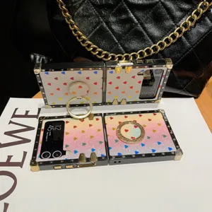 Samsung Galaxy Z Flip Glitzer Herz Handyhülle mit Ringhalter im quadratischen Design.
