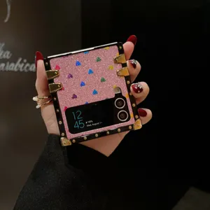 Glitzer Herz Handyhülle Detail für Samsung Galaxy Z Flip, modische Kanten im Kofferstil.