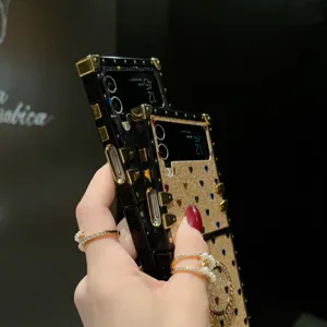 Nahaufnahme Detailansicht der glitzernden Herz Klapphandyhülle mit Metallecken und Ring.