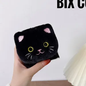 Schwarze plueschige Katzen Handyhuelle fuer Samsung Z Flip, weiche Winter Schutzhuelle.