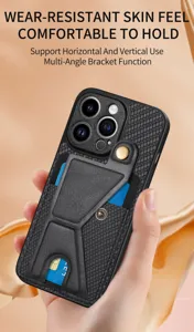 Detailaufnahme der Carbon-Struktur-Handyhülle mit Mehrwinkel-Klapphalterung und Kartenfach.