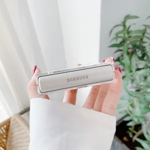 Transparente harte Handyhülle Detailansicht mit präzisem Scharnierschutz für Samsung Z Flip.