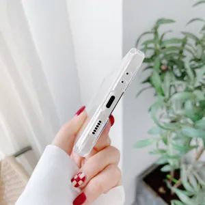 Transparente Schutzhülle Detailaufnahme mit präzisen Anschlüssen und schlankem Design.