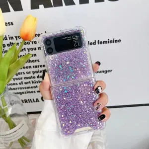 Nahaufnahme Detail der lila Glitzer Schutzhülle für faltbares Smartphone mit Schimmer.