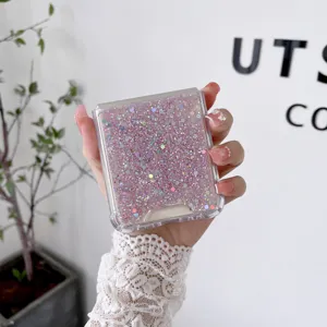Detailansicht glitzernde Epoxid-Handyhülle, stilvolles pinkes Design für Klapphandys.