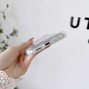Nahaufnahme der transparenten Glitzer-Handyhülle mit präzisen Aussparungen unten.