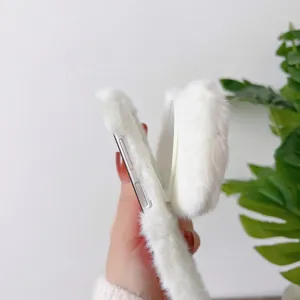 Flauschige Handytasche für Samsung Z Flip Serie mit weisser Pelzstruktur und Haltering.