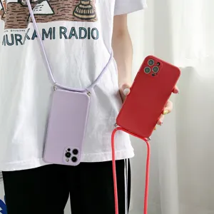 Siliconen telefoonhoesje met koord detailweergave, zachte beschermhoes met draagriem.