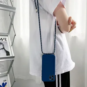 Blauwe siliconen telefoonhoesje met verstelbare crossbody draagriem voor dagelijks.
