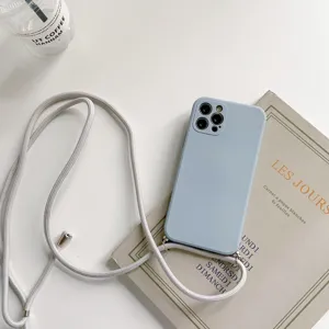 Lichtblauwe siliconen crossbody telefoonhoesje met verstelbare riem en metalen gespen.